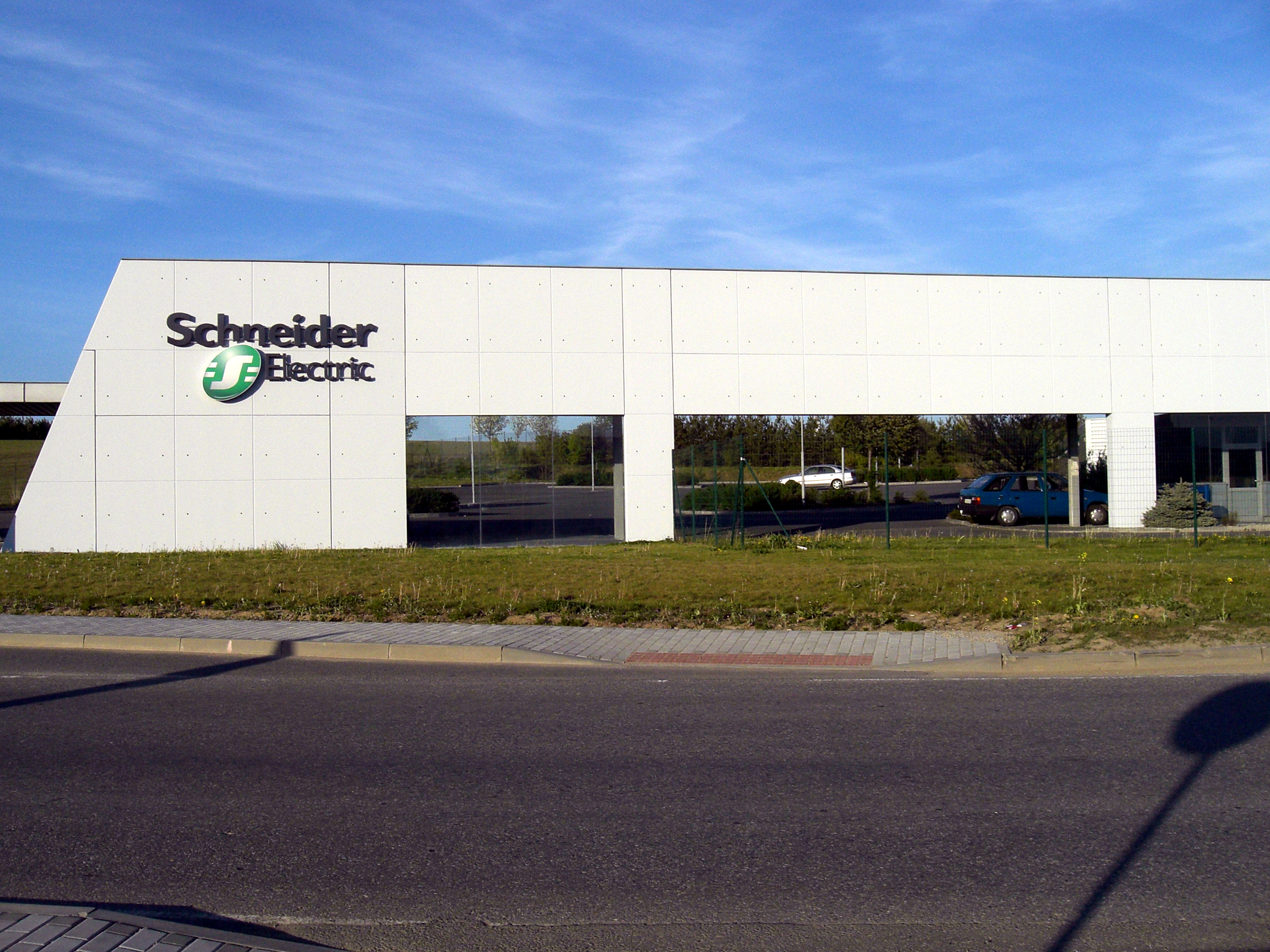 Schneider Electric and GR3N Launch Groundbreaking Automation for Advanced PET Recycling